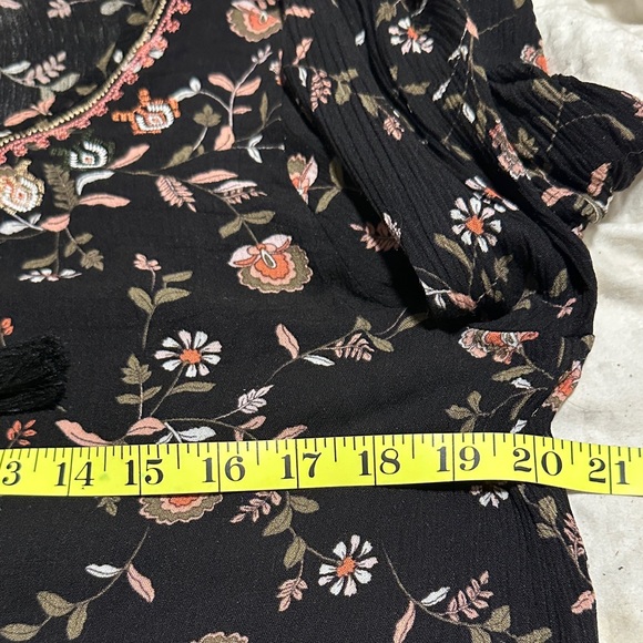 Chic Black Floral Blouse - Picture 11 of 13